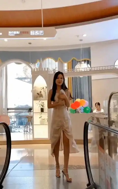 好友爱心的美女,你的猫能给我抱抱吗