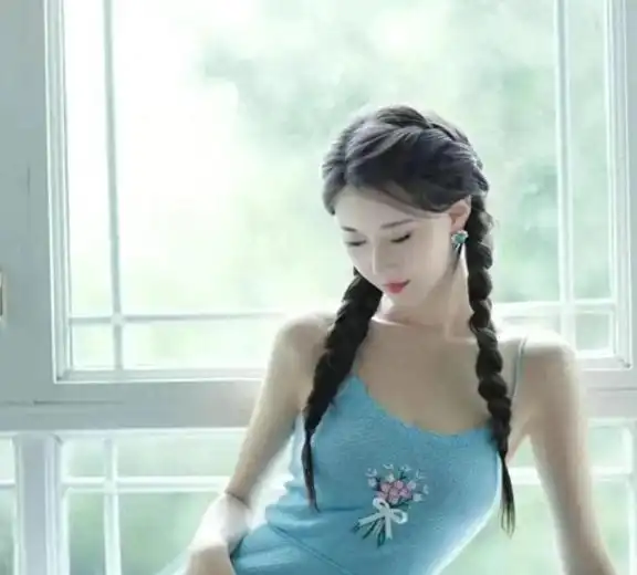 自述我爱上一个梳长辫子的女孩,太漂亮了,难得失恋一次