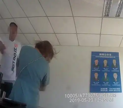 情侣吵架女生被打,举报男友无证驾驶女友欠缺情义却维护了安全