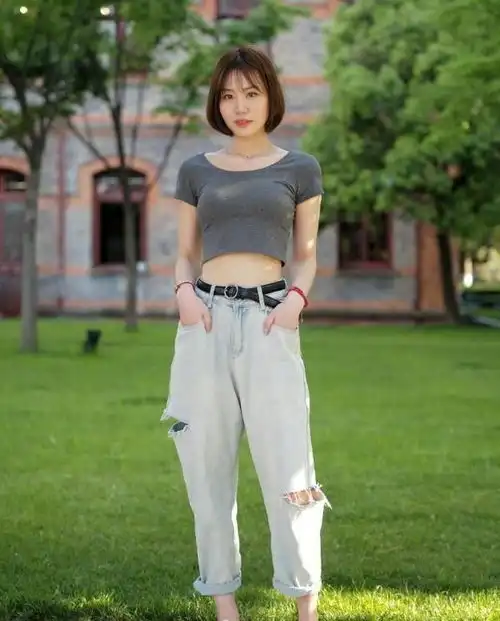 美女街拍美丽十足的小姐姐,穿搭紧致,凸显出高挑身材