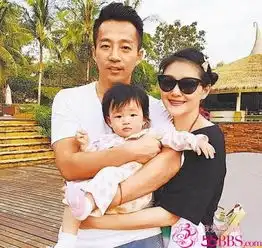 汪小菲一家近照曝光大s扎小辫儿犹如少女