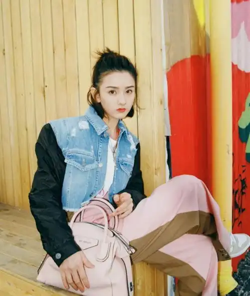 鬼马少女宋祖儿穿搭超吸睛,轻松玩转拼接风,新颖时髦又前卫