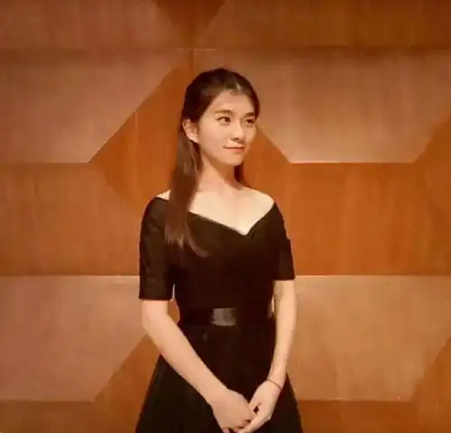 广东音乐女老师走红,衣领太低裙摆大开,场面美丽但令人不适