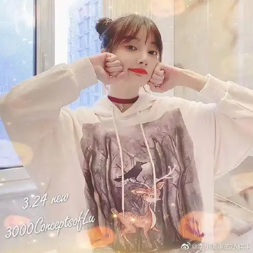 李小璐拍写真嘟嘴卖萌,秀小蛮腰有马甲线少女感满满