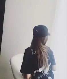 qq头像女生背影带帽子清晰