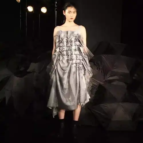 2017秋冬伦敦时装周日报鬼才设计师们宠爱的中国女孩吴皖凌