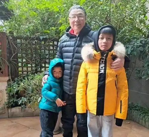 中国网球传奇回成都娘家,嫁百亿富豪7年生4个娃,38岁像20岁少女