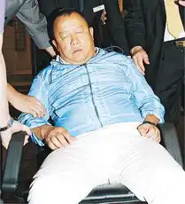 曾志伟贺谭咏麟63岁生日烂醉被抬走