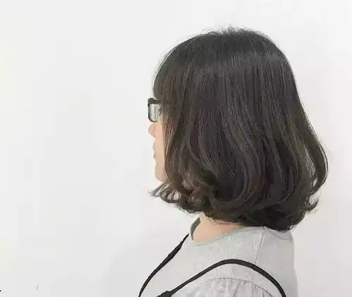 最显气质的女生短发烫发发型图片