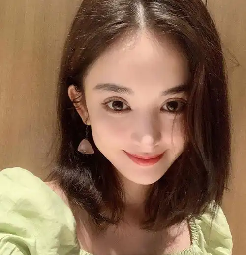 娜扎从戏里美到戏外,穿牛油果连衣裙美得太少女,好气质让人折服