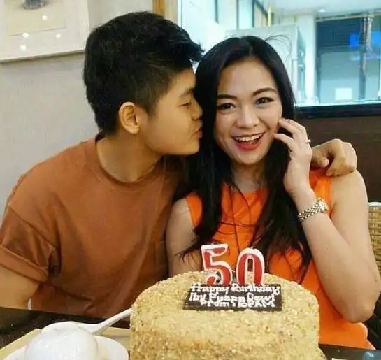 50岁仙妈与儿子合影像情侣身材颜值完爆20岁少女