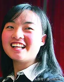 13岁被张艺谋看中一夜成名,农村女孩在家喂猪,如今生活大变样