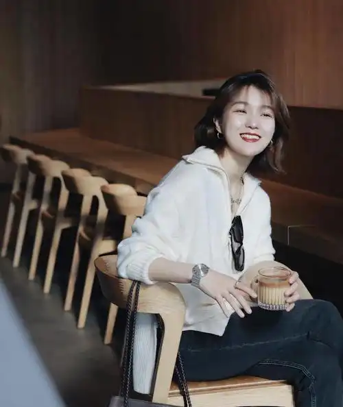 寒冬的毛衣要怎么穿这么穿简约温柔还高级,让你满满的淑女感