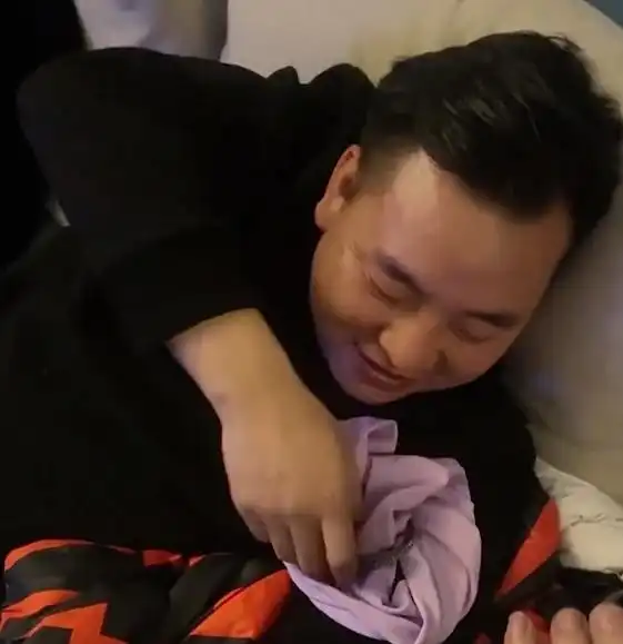 江苏男子回家后脱衣服掉出一物件,女子怒火中烧男子的解释亮了