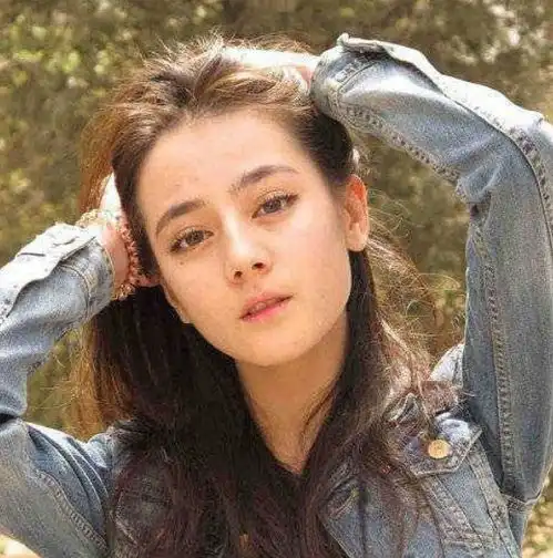 女明星素人时期的模样,迪丽热巴精致,赵露思甜美,看到她精神小妹