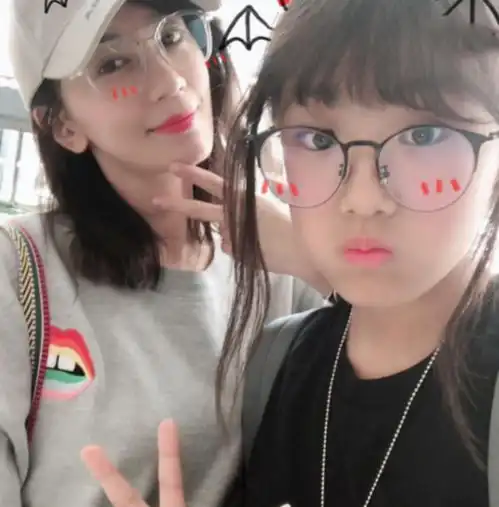 梧桐妹因为怼网友上热搜被妈妈教训,现在她被网友怼也不敢怼回去