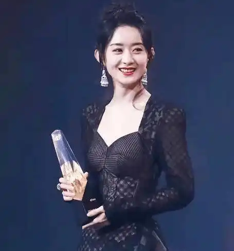 赵丽颖美上热搜头条挑战黑直长发型眼神超霸气,生图脸发腮了