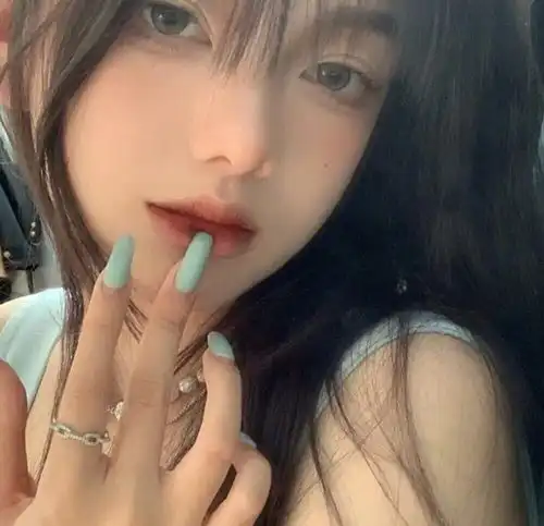 纯欲风女头情绪不稳定的时候就喜欢换头像