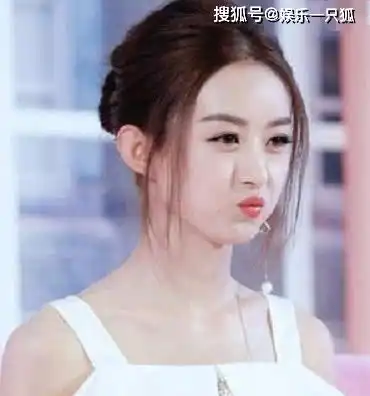 赵丽颖为何总是露着额头看到她有刘海的照片时,还是撩上去吧
