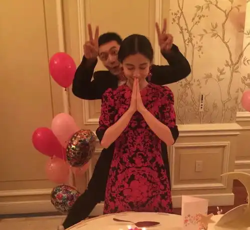 小海绵生日,黄晓明baby曾一起带儿子出门的画面曝光,超温馨