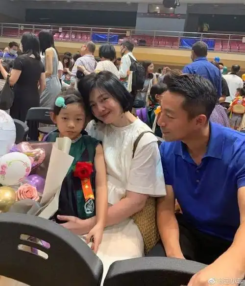 汪小菲夫妇参加女儿毕业礼汪小菲晒照漂亮宝贝,美妈妈还有傻爸爸