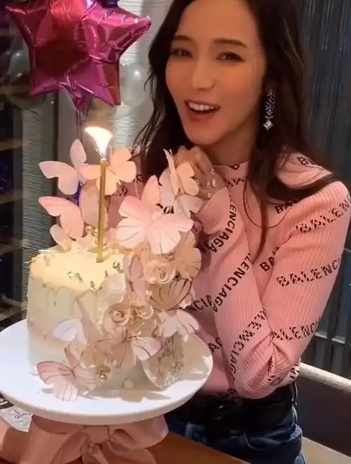 侯佩岑42岁生日,笑得一脸幸福,应该走出原生家庭的阴影了吧