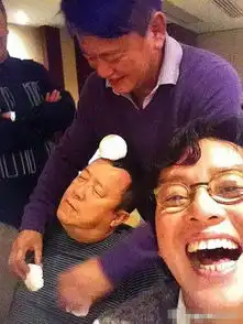 谭咏麟邀众好友为母亲庆生曾志伟喝醉遭恶搞