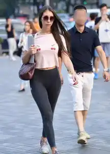 大方自然的修身裤,穿在自信的姑娘身上,简单有魅力