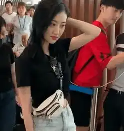 景甜过安检未p图照被疯传,高清镜头怼脸上引热议,网友太像王思聪