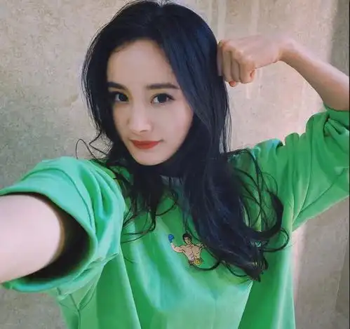 34岁杨幂的私服穿搭,辣妈照样当酷美少女