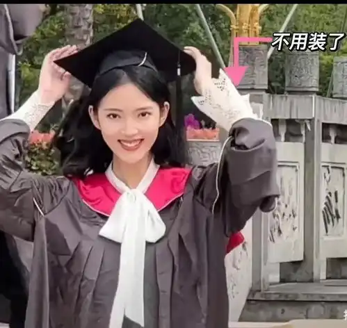 浙江传媒大学,一女大学生拍毕业照展示一秒变脸