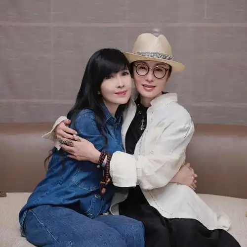 张敏周慧敏30年后再同框,丈夫出轨投资失败,女神却容颜未衰