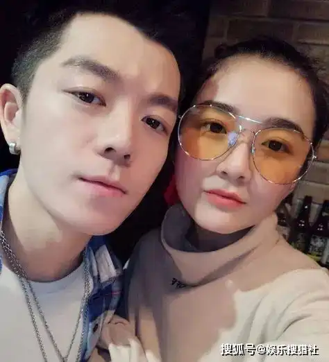 太意外,王栎鑫突然宣布与王栎鑫正式离婚,两人育有一儿一女