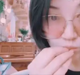 许晴晒照少女感十足,吃饭卖萌像公主一样却被网友群嘲做作装嫩