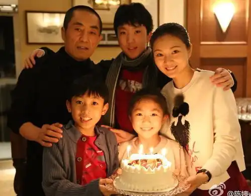 她十八岁被导演看中,为追求衣食无忧的生活,五年内生两儿一女