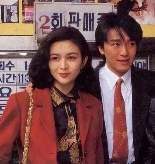 关之琳庆祝59岁生日,绿裙搭配奢华珠宝太减龄,穿搭显气质优雅
