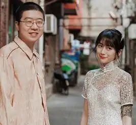 李诞与女友晒照,网友追问是不是结婚,他2个字回复让人尴尬