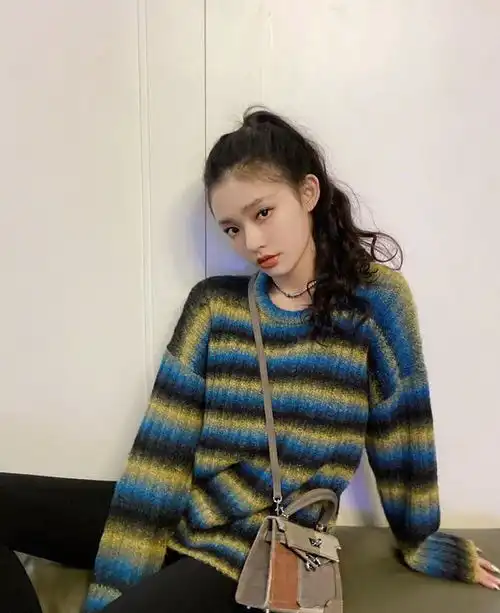 林允又搞怪,模仿奥特曼拍照惟妙惟肖,紫色t恤配短裙如中学生
