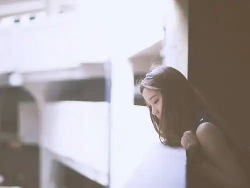 说白了,男人动情后,在3个细节上会有下意识反应,装不出来