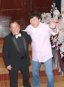 他扮丑反串走红,矮丑却娶高美女,居然还开演唱会
