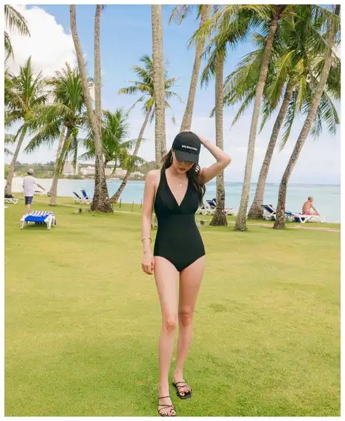 美图身材高挑气质优雅的女生泳装写真集