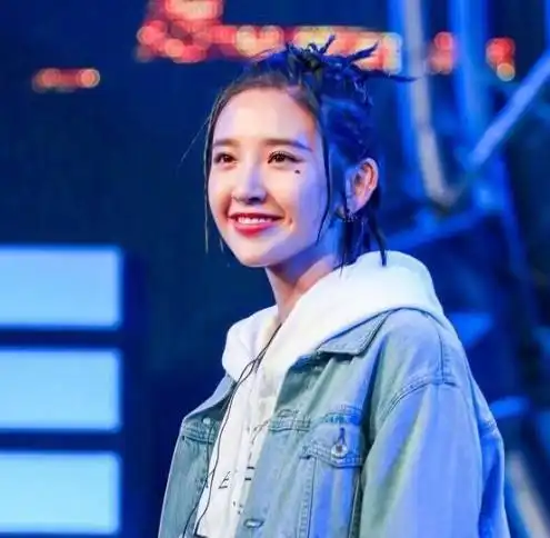 唐艺昕嘻哈造型照片,网友喊话张若昀你家老婆美哭了