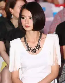 戚薇新剧再度出演女魔头百变造型玩转潮流小饰品
