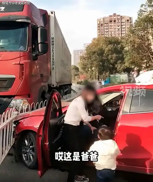 江西南昌女子驾车带两岁孩子,追尾老公和小三酿事故,对孩子公平吗