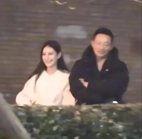 汪小菲再上热搜和女友散步用羽绒服挡风,浪漫提包,眼神好宠溺