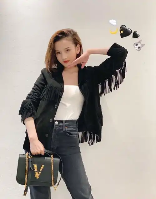 宋祖儿私服穿搭,牛油果绿t恤配白色休闲裤,凸显清新少女感