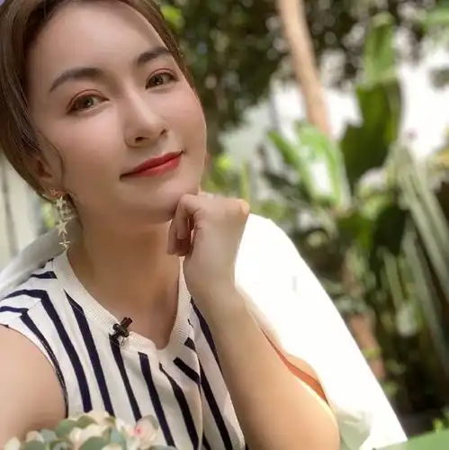 上海美女主持杨乐晒工作照和赵若虹互怼塑料情
