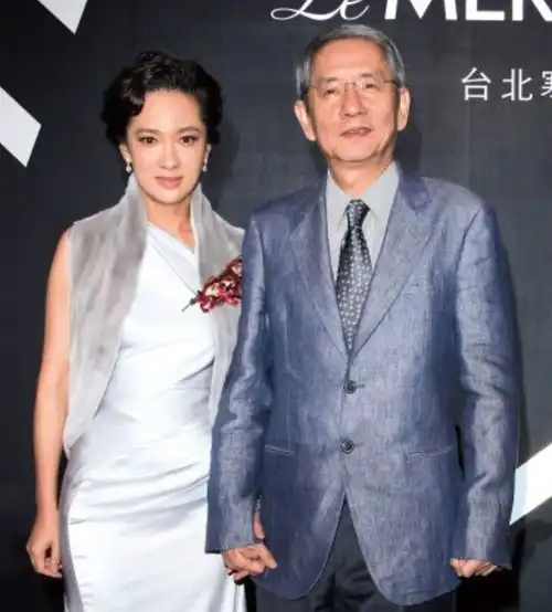 长笛公主赖英里豪门逆袭史,万亿丈夫去世后,与殡葬大王传绯闻