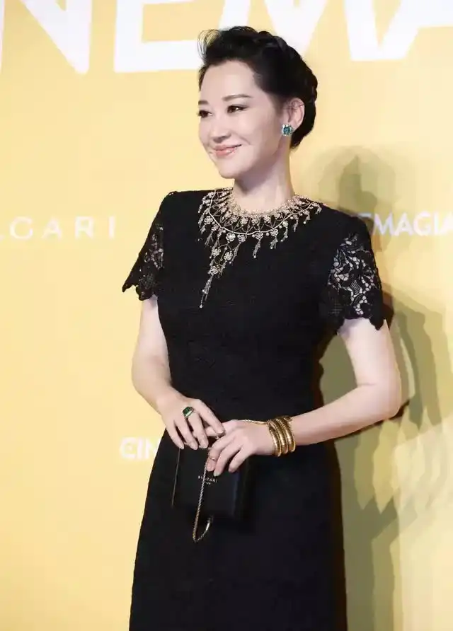 范冰冰妈妈好洋气,大衣叠穿印花连衣裙像贵妇,气场比闺女还强大
