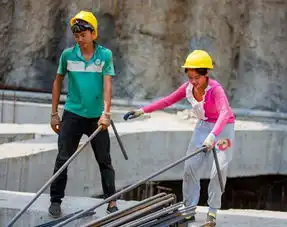 90后漂亮女民工和男工工地混住丈夫在非洲打工
